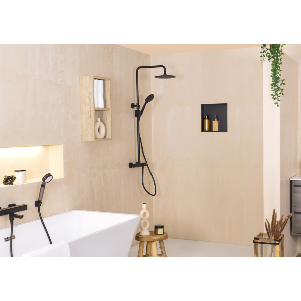 salle de bain design noire avec niche de douche