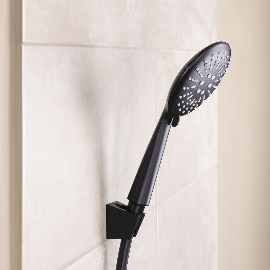 Pommeau de douche MERIDA avec support mural installé avec flexible noir lisse